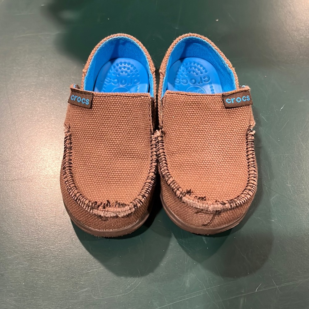 Crocs brown canvas shoes. Size 8/9